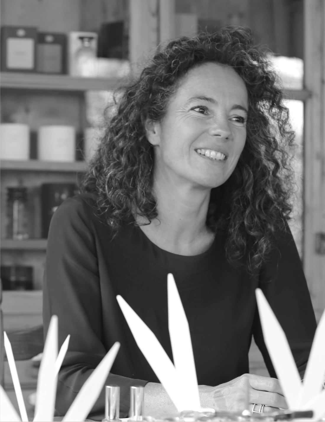 Delphine Thierry, parfumeuse, dans son atelier