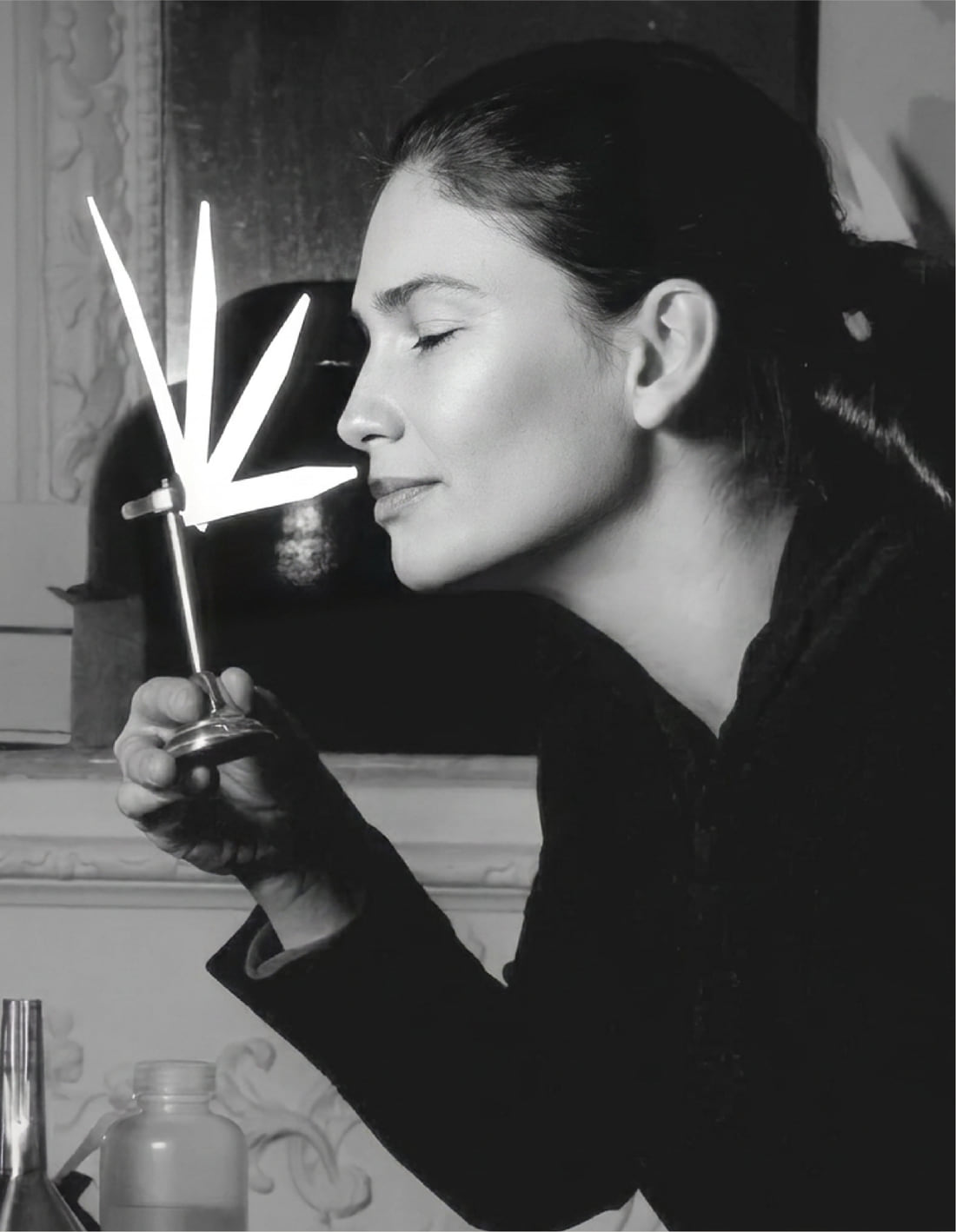 Olivia Giacobetti, parfumeuse, respirant une touche à sentir