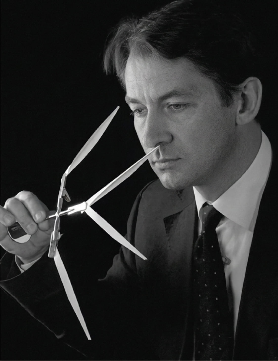 Thomas Fontaine, parfumeur, respirant des touches à sentir