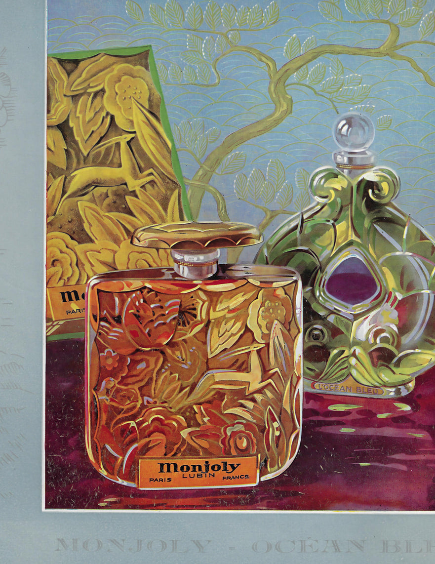 Planche publicitaire peinte : un flacon plat de verre ambré, sculpté de fleurs et d'oiseaux et portant une étiquette orange « Monjoly — Lubin — Paris France », posé devant un flacon moulé vert et violet, sur un fond de ciel bleu traversé d'une branche fleurie.