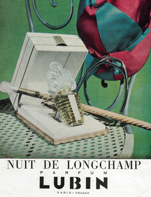 Publicité ancienne en couleurs pour le parfum Nuit de Longchamp : sur une chaise de jardin verte, un coffret crème ouvert laisse voir un flacon de verre à bouchon ciselé, à côté d'une canne et d'un chapeau de soie rouge et vert ; au bas de la planche, les mentions « Nuit de Longchamp », « parfum », « LUBIN » et « Paris-France ».