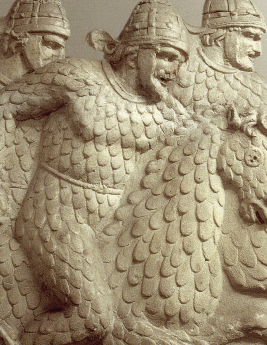 Sarmate, des cavaliers en armure d’écailles sculptés dans la pierre