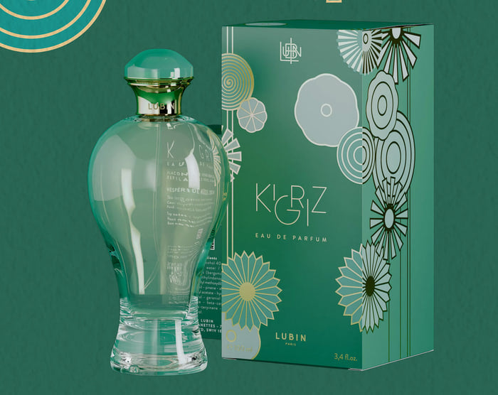 Kigriz, eau de parfum — le flacon et l'écrin devant le décor Art déco