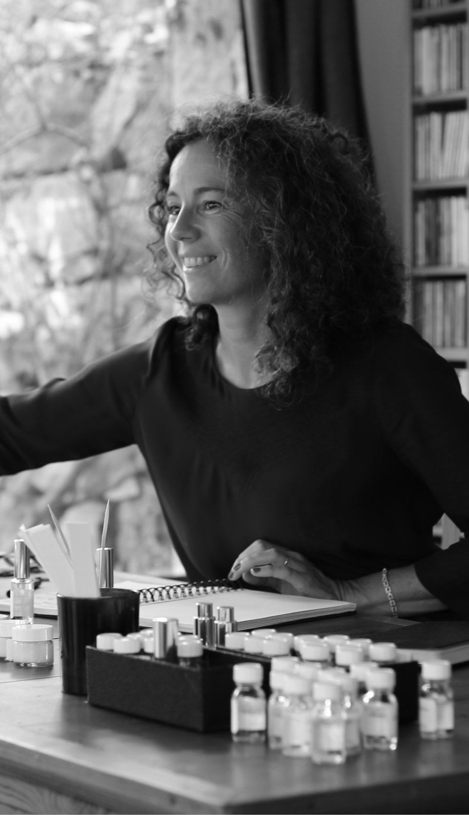 Delphine Thierry al suo organo dei profumi